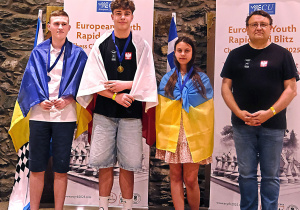 Szymon podczas ceremonii wręczenia medali.