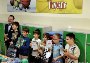 Czarek na podium i z nagrodą.