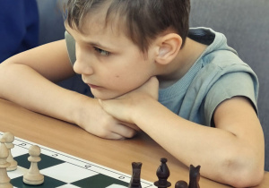 Maciek przy szachownicy.