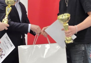 Szymon Boryna odebrał nagrodę z rąk ministra infrastruktury Dariusza Klimczaka.