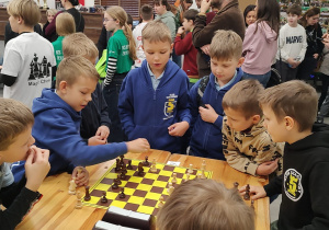 Chłopaki robią rozgrzewkę przez turniejem.