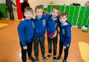 Koledzy z klasy, przeciwnicy przy szachownicy.