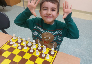 Czteroletni Filip stawia swoje pierwsze kroki w świecie szachowym.