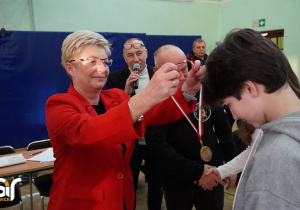 Pani dyrektor wręczała medale.