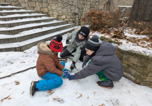 Zabawy na śniegu.
