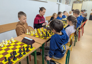 8 minut na partię i 3 sekundy dodatku.