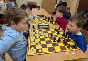 Przedszkolaki dzielnie stawiały czoła starszym kolegom.