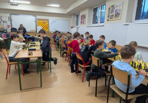 Imponująca ilość młodych szachistów.