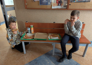 Turniejowe klimaty czyli pizza połykana szybko na korytarzu.