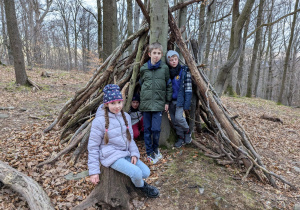 Znaleźliśmy leśny szałas.