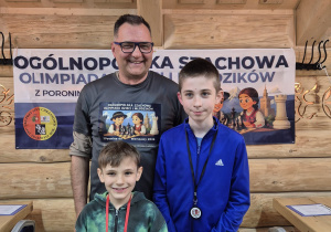 Maciek i Bartek z panem Sadzikowskim.