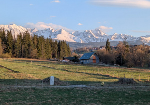 Widok na ośnieżone szczyty Tatr.