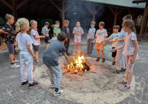 Wspólne ognisko.